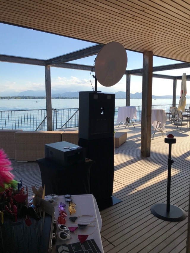 Fotobox auf einer Seeterrasse am Bodensee, davor ein Koffer mit Requisiten