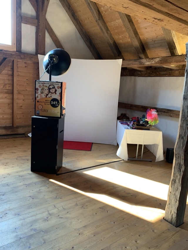 Weisse Fotobox-Kulisse mit Requisiten bei einer Hochzeit auf Schloss Weinstein