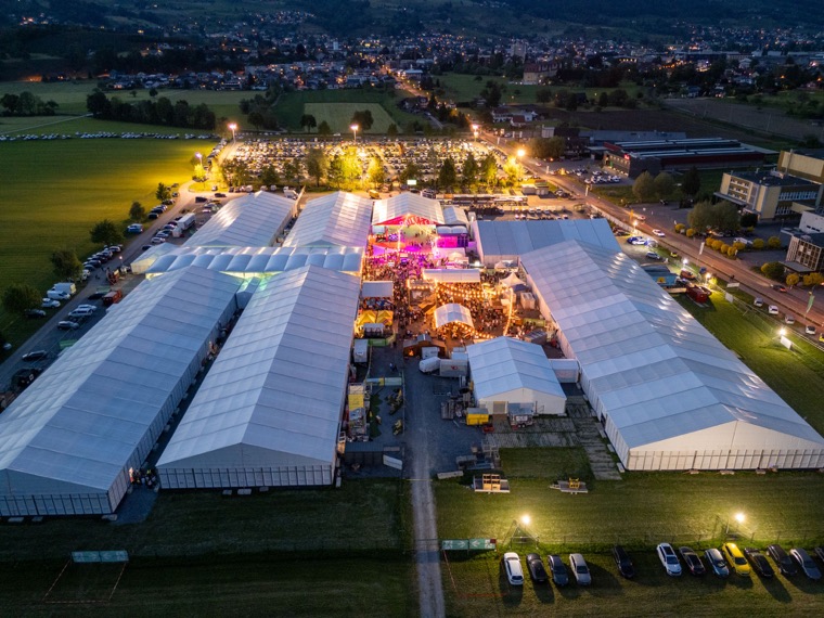 Luftaufnahme des Festzelts der RHEMA bei Nacht