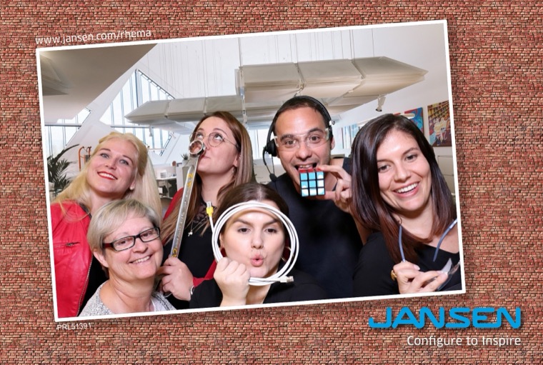 Zwei Besucher am Messestand der Jansen AG an der RHEMA 2019